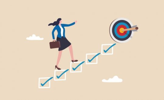 Ilustração de mulher subindo escada rumo ao sucesso no mercado de trabalho