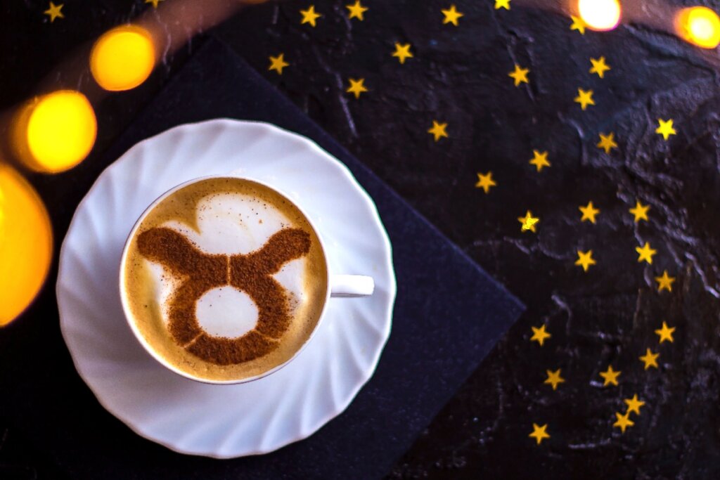 Prato com café em cima, que mostra símbolo do signo de Touro