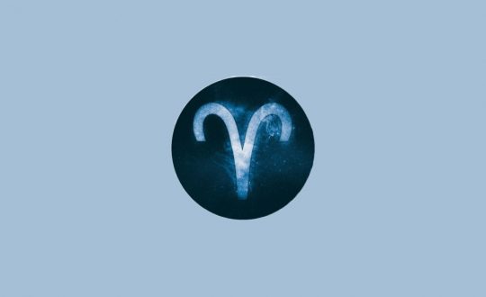 Ilustração do signo de Áries, em fundo azulado, com símbolo de dois traços curvos partindo de um ponto central
