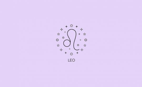Imagem com fundo lilás apresentando o símbolo astrológico do signo de Leão rodeado por pequenas estrelas