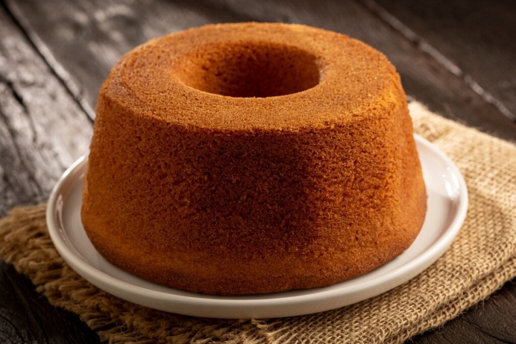 Bolo de fubá em cima de um prato branco