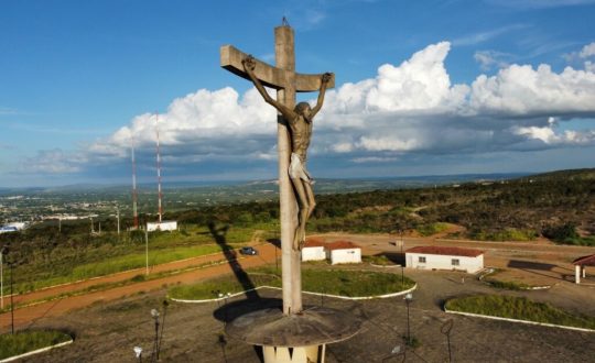Imagem aérea do Cristo de Mario Cravo em Vitória da Conquista
