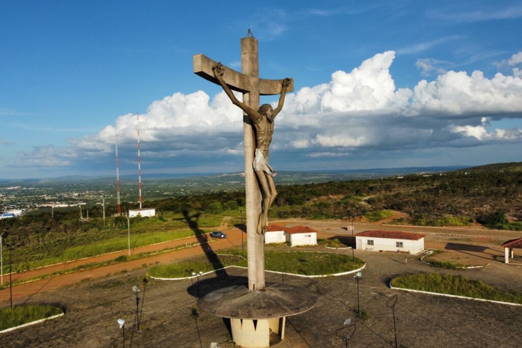 Imagem aérea do Cristo de Mario Cravo em Vitória da Conquista 