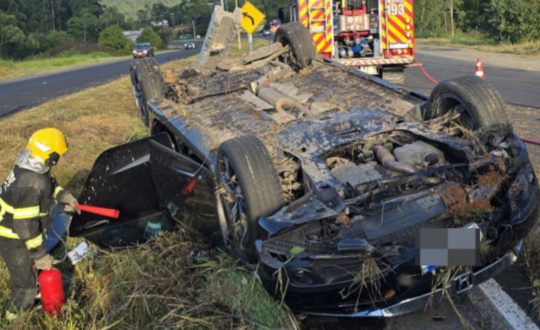 Adolescente capota carro na rodovia Beto Carrero em Penha 1 acidente transbeto Visor Notícias