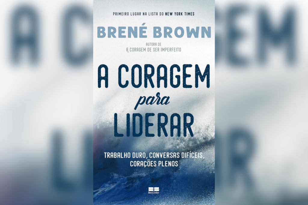 Capa do livro “A Coragem para Liderar”, de Brené Brown, com fundo de ondas e letras em azul