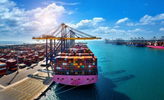 aerial view cargo ship cargo container harbor Visor Notícias