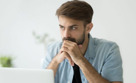Homem com aparência preocupada