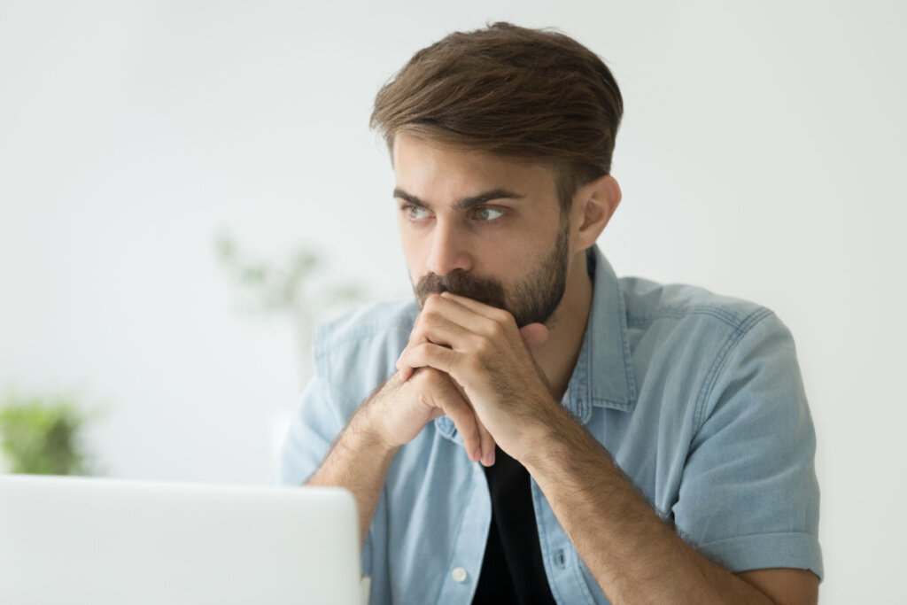 Homem com aparência preocupada