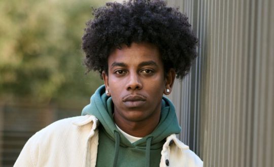 Homem com cabelo black power