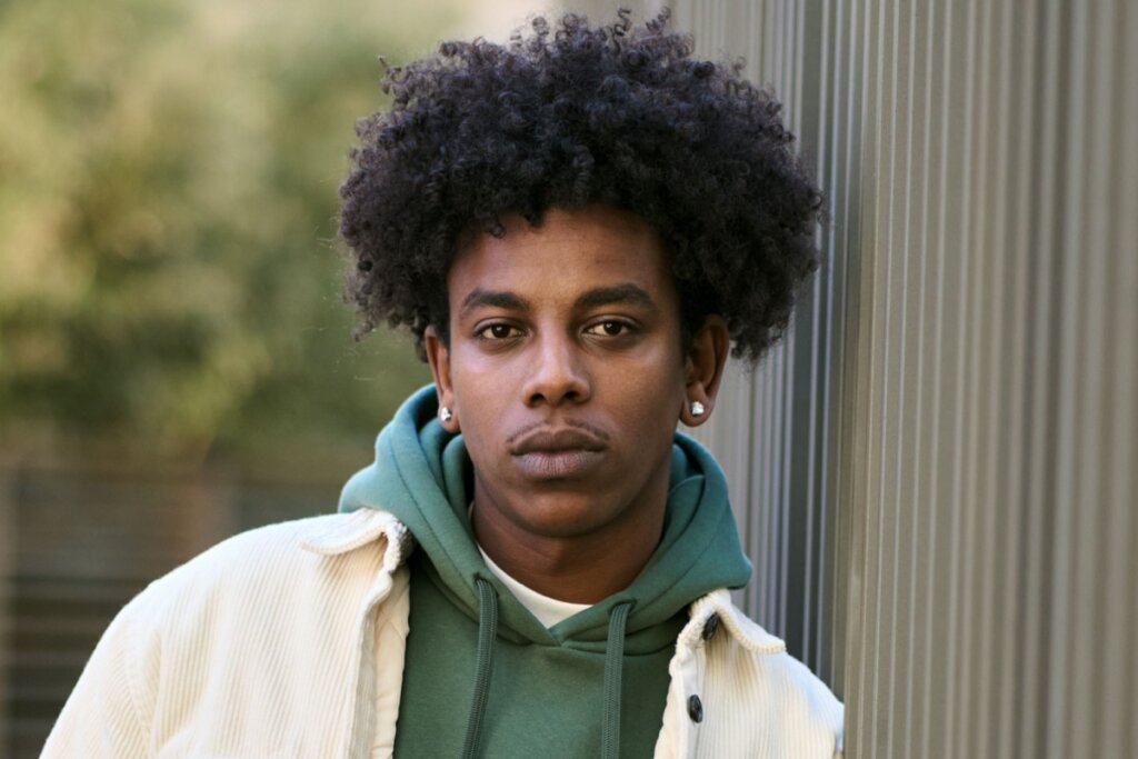 Homem com cabelo black power 