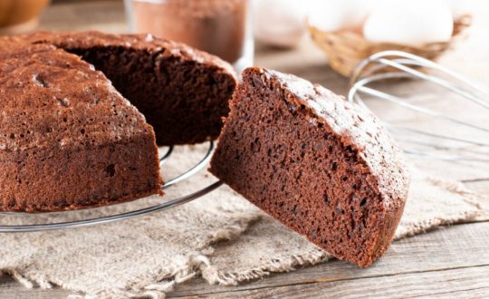 Fatia de bolo de chocolate ao lado de bolo inteiro