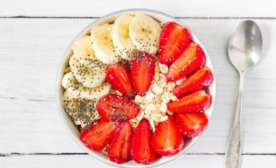 Bowl proteico com morango, banana, chia, aveia e iogurte proteico