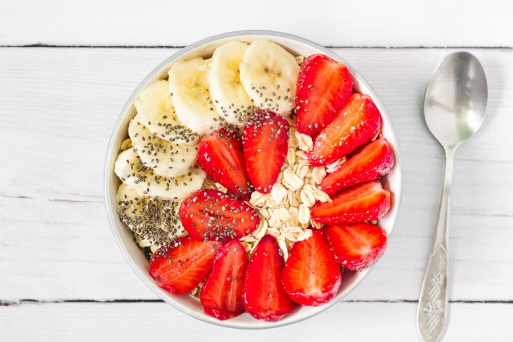Bowl proteico com morango, banana, chia, aveia e iogurte proteico