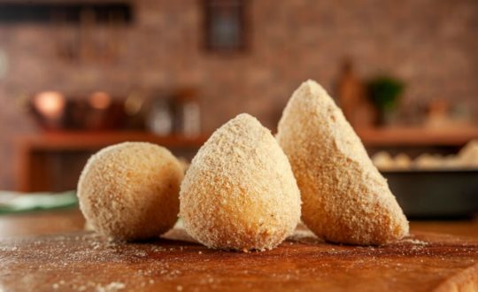 Coxinhas em cima de uma tábua de madeira