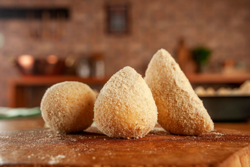 Coxinhas em cima de uma tábua de madeira 