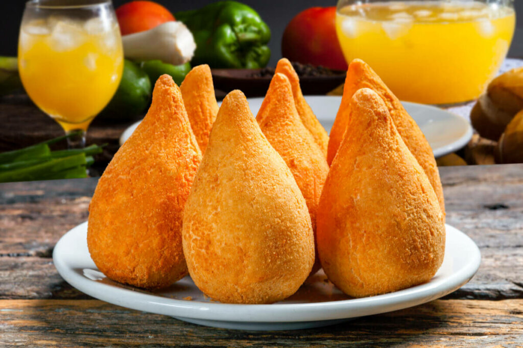 Coxinha sem lactose em cima de um prato branco