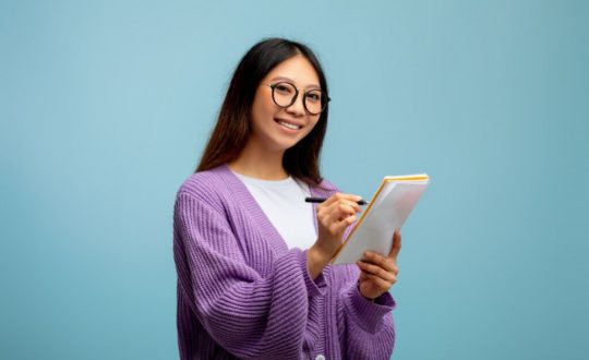 Jovem estudante fazendo lista de estudos