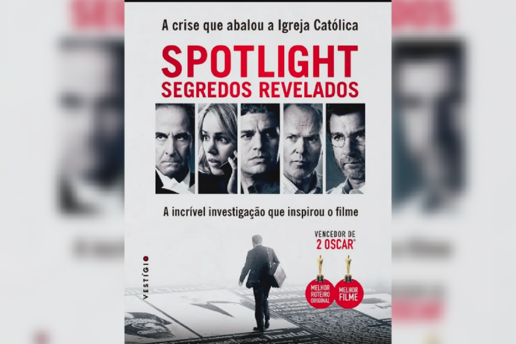 Cartaz do filme "Spotlight - Segredos Revelados" com rosto dos protagonistas e homem pisando em matéria de jornal