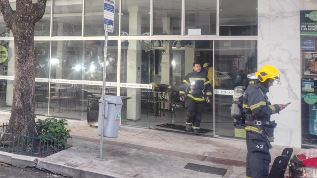 incendioatingecamburiucenter 1 Visor Notícias