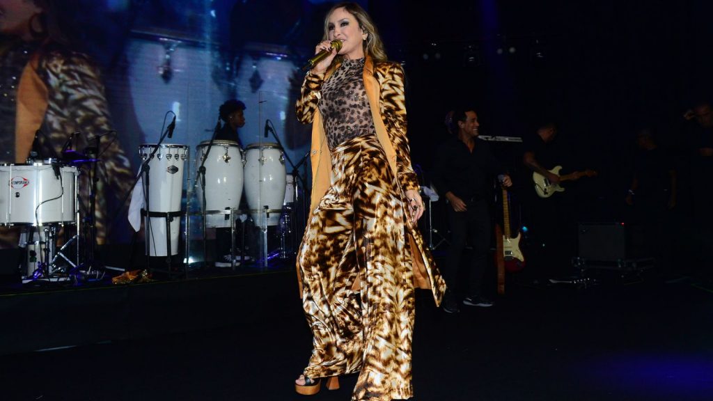 cláudia leitte cantou no lançamento do Senna Tower