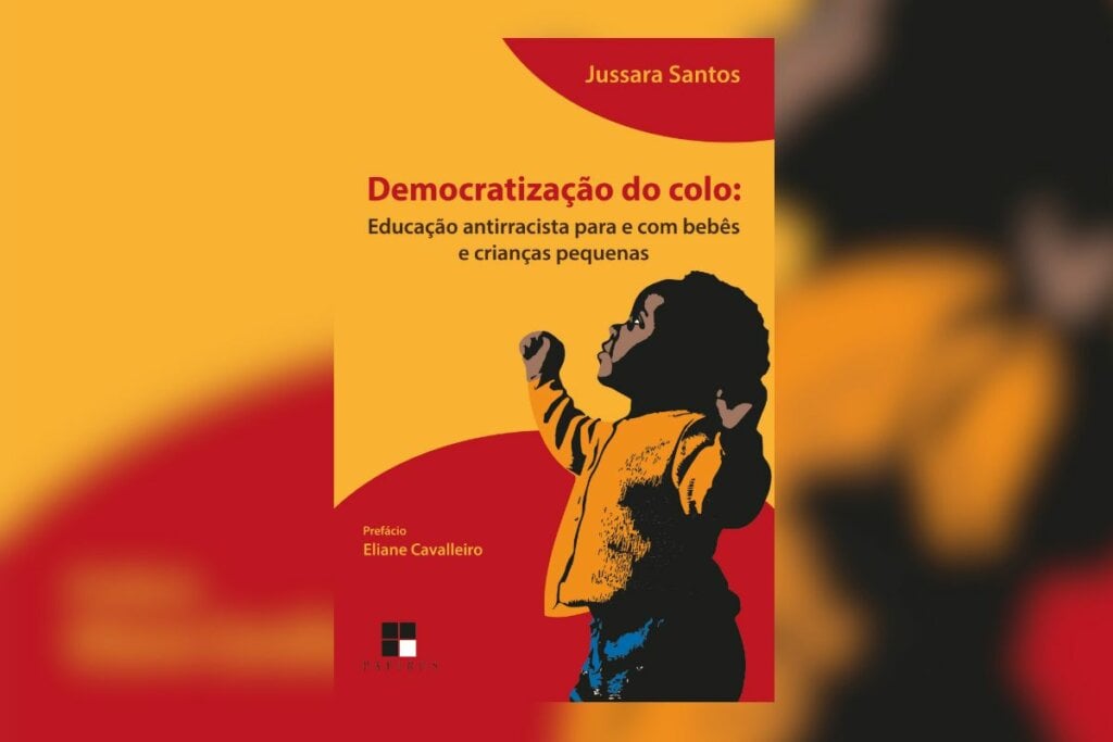 Capa de livro com titulo e nome do autor com a imagem de uma criança pequena negra usando um casaco amarelo e uma calça azul em fundo laranja com dois circulos vermelhos