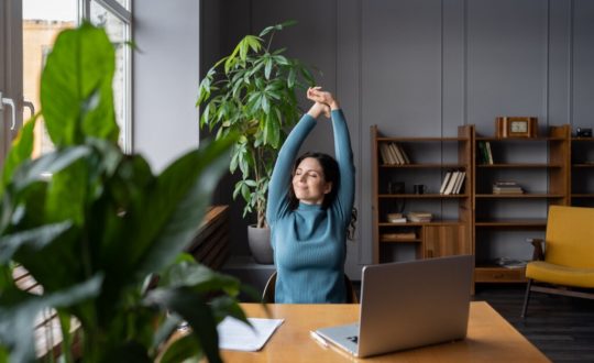 Mulher fazendo pausa no trabalho durante o estudo
