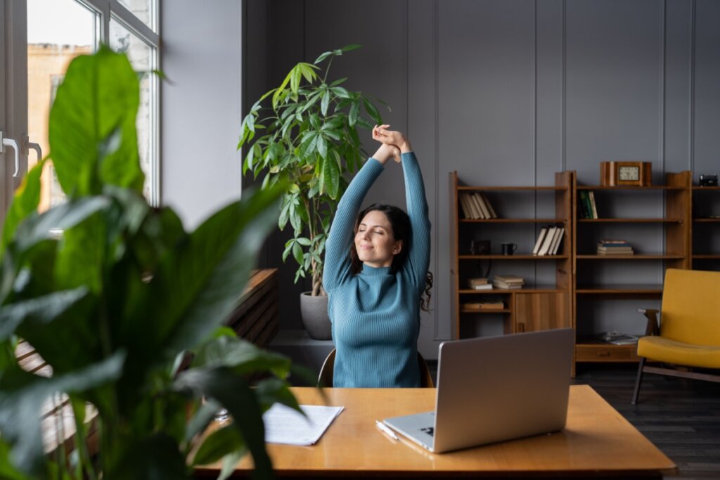 Mulher fazendo pausa no trabalho durante o estudo