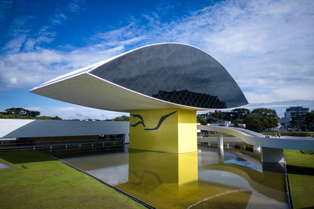 Imagem de uma construção em vidro que se assemelha a um olho humano no Museu Oscar Niemeyer em Curitiba 