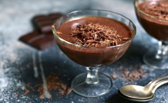 Taça de vidro com chocolate meio amargo