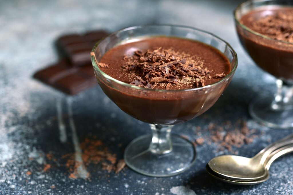 Taça de vidro com chocolate meio amargo 