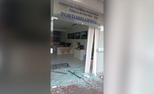Previdência dos servidores públicos de Porto Belo amanhece com porta de vidro quebrada 1 previdencia porto belo Visor Notícias