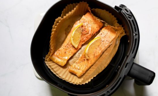 Air fryer com salmão grelhado com limão-siciliano
