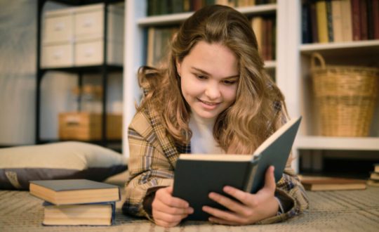 Jovem menina lendo um livro