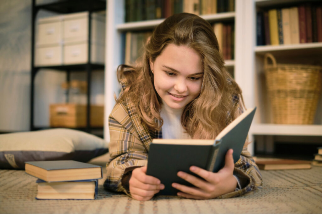 Jovem menina lendo um livro