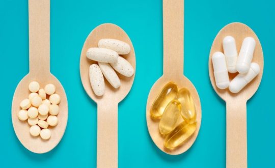 Colheres de madeira com diferentes tipos de suplementos