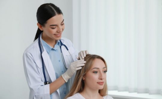Médica examinando couro cabeludo de paciente mulher