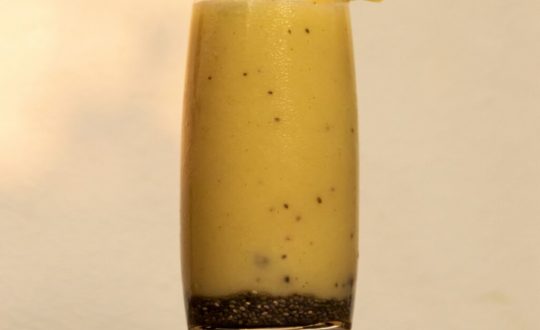 Copo de vidro com vitamina de manga com chia