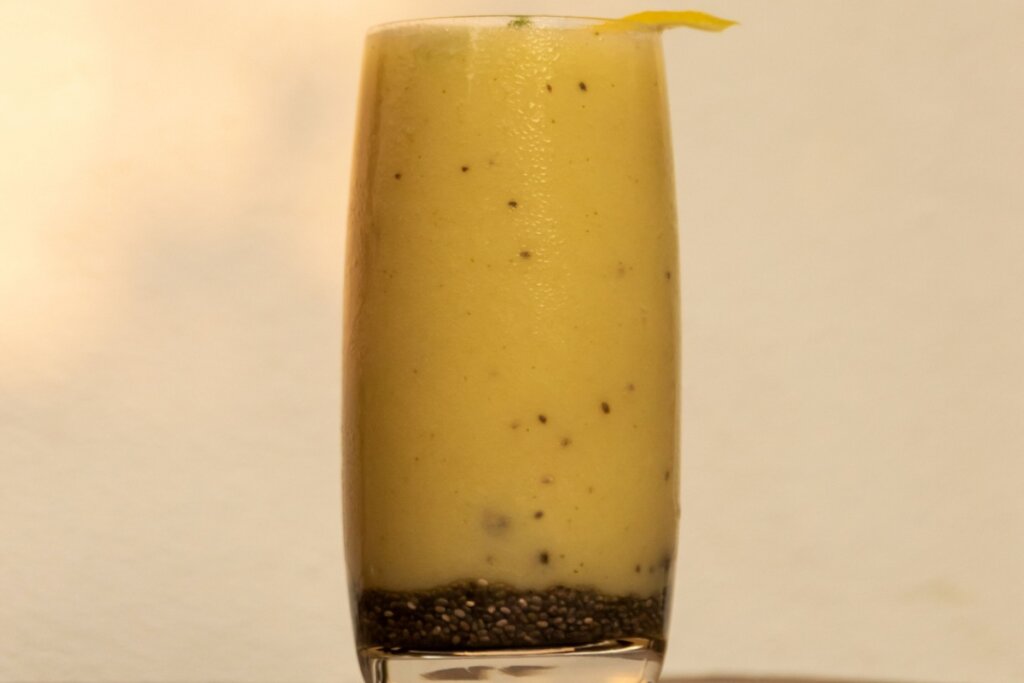 Copo de vidro com vitamina de manga com chia 
